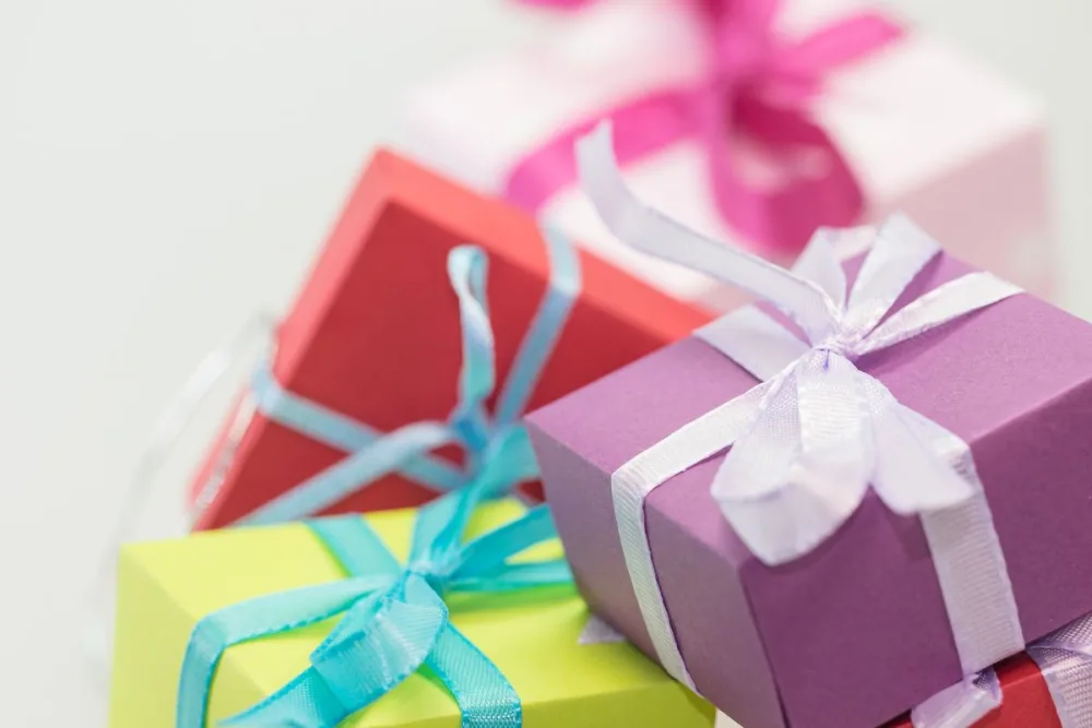 Photo autorisée de cadeaux emballés illustrant l’effet de surprise; il ne s’agit pas de véritables boîtes surprises HotMaxx
