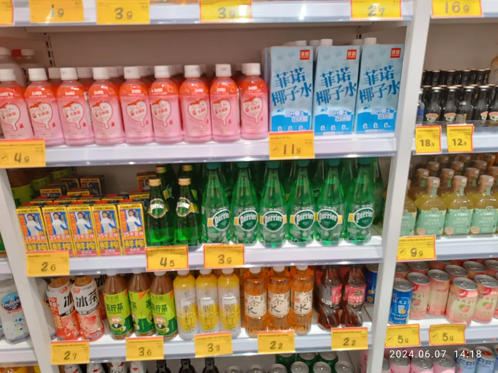 Boissons en rayon chez HotMaxx au centre commercial Yanlord Dream, à Shenzhen, en Chine