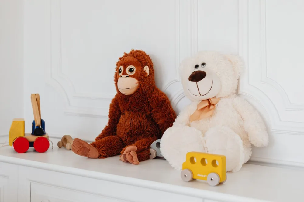 Photo de référence autorisée de peluches sur une tablette; il ne s’agit pas de produits HotMaxx